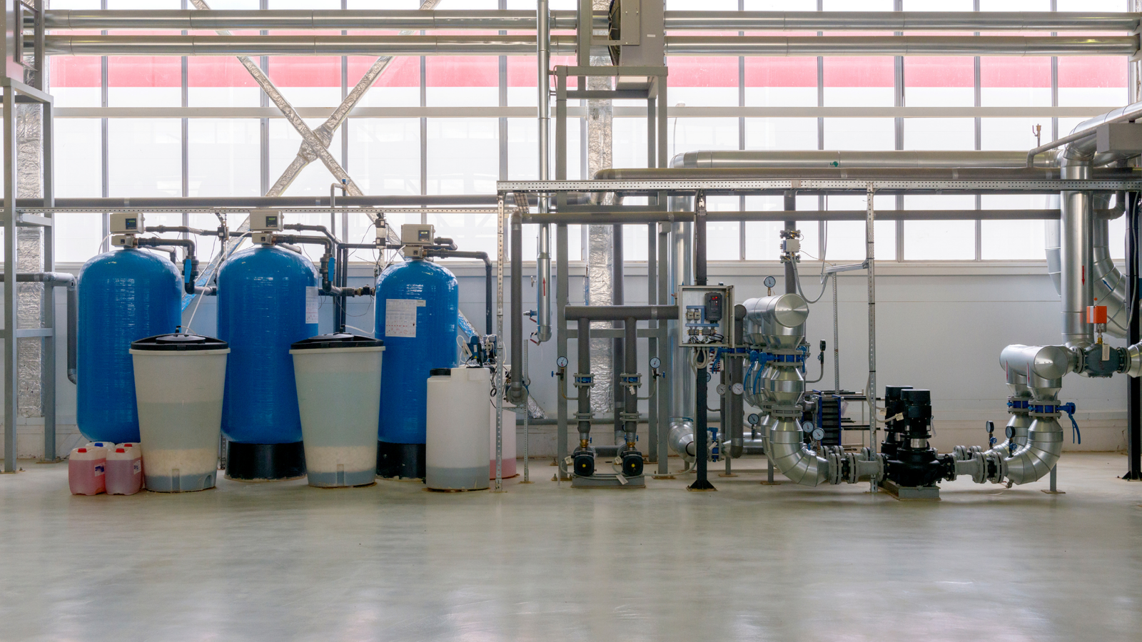Stanley Water markalı endüstriyel su yumuşatma ve kimyasal dozaj sistemi